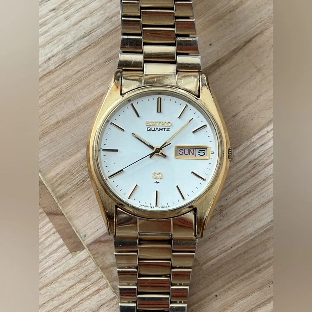 Seiko SQ Vintage Men’s Watch Silvery White Dial Gold-Tone Bracelet Date Window